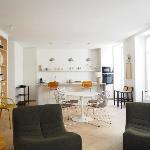 Beautiful bright apartment near Champs Elysées 