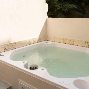 Apto Moneda 5 Colonial Charm Jacuzzi in the Heart of Cartagena