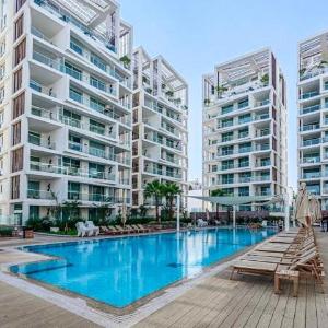 Redsearent suite with pool view 16