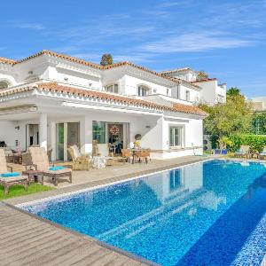 Villa Molly - Elegant Beachside Home by Finest Rentals