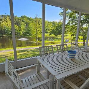 Lakefront Retreat - Sleeps 8 - 1 Hr from STL