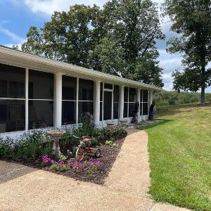 Spacious Cabin Retreat - Sleeps 12 -1hr from STL