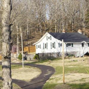 Farmhouse Retreat - Sleeps 10 - 1hr from STL