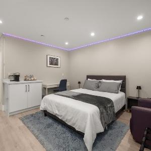 Modern 1 Bed Suite Easy Transit to Downtown and YVR