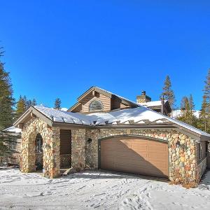 Evergreen Lodge: Secluded Breck Ski Home Private Hot Tub Fireplace Forest & Mtn Views!