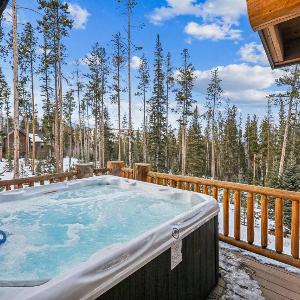Fireside Retreat: Highlands Log Home Hot Tub & Fireplace Peak Views!