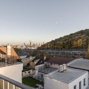 Gardin Terrace Apt • 2 Stops to Centre • Parking