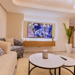 Stylish Apartment View Tower Residence Near to beach and Train station Private Parking