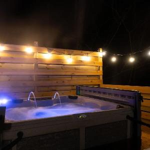 The Mountain Magnolia-Hot Tub on Private Deck