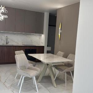 Kiev business class nice new apartment in the center near metro and park