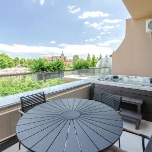 17-122 French Quarter 2 John McCain 1b Kyiv centre stunning city view 15 kW backup power Petrovdom Apartment