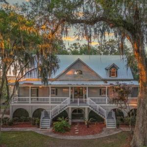 Main Lodge for Memorable Events and Magical Occasions with Hot Tub