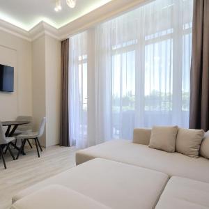 19-96 Kvartet Vasyl Lypkivskyi 16v Kyiv railway station metro nearby stunning city view Petrovdom Apartment