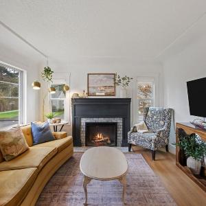 Camas Getaway Near Downtown Big Windows