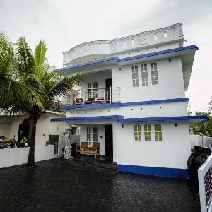 SR Lakefront Villa & Luxury houseboats