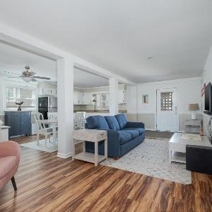 5212B - John and June's Place