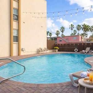 Walkable Location - 99 Steps to Beach - Pool apts