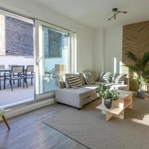 Central Apartment With Terrace - L12