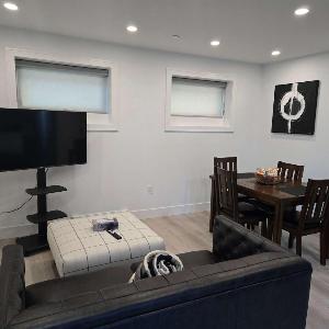 Elegant Vancouver Condo Contemporary One-Bedroom Suite and Fully Furnished Kitchen