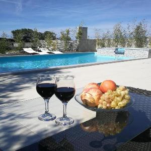 Flora Maris Pool Apartments