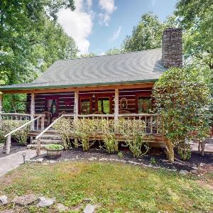 Escape to Oakwood Hideaway Cozy Cabin wHotTub on 18 Acres near Nashville!