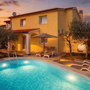 Holiday House with pool Lili Pet friendy