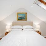 Spacious Redfern Retreat with Private Courtyard & Workspace