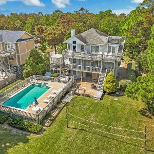 Whalehead Gem with Pool Hot Tub Steps to Beach