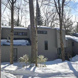 Harbor Cove 28 Beach & Pool Retreat: A cozy 3BR condo in scenic Harbor Springs MI.