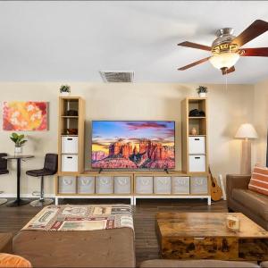3 Minutes From Old Town! 5 Queen Beds!