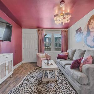 Modern 2BR Near Downtown Nashville | Free Parking