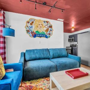 Spacious 2BR Apartment Downtown | Free Parking
