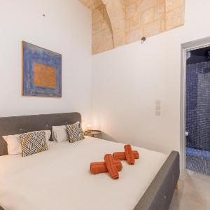 Central 1BR apartment near St John's CoCathedral
