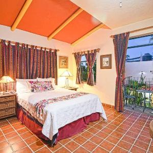 Suite Steps from Malecon Beach Dining Stripe