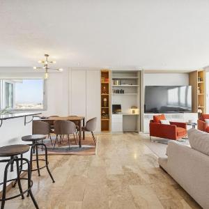2-Bed Apartment with Views of Plaza de Colón
