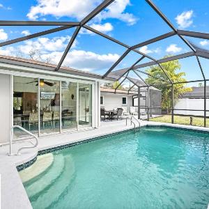 The Siesta Shortcut | Spacious Pool Home Minutes to Siesta Key Beach