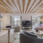Stylish Retreat by Plaza Santa Ana