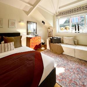 Elegant Beamed Loft with AC near Aliados