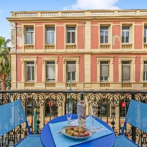 The Menton Townhouse with Balcony - Happy Rentals
