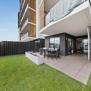 Modern 2-Bed Apartment with Private Balcony