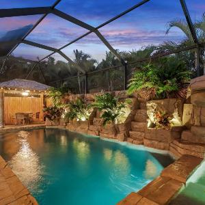 Coral Falls-Private Resort-Style Retreat with Pool Spa Tiki Hut