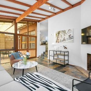 North Perth 3BR Home Steps To Hyde Park & Dining