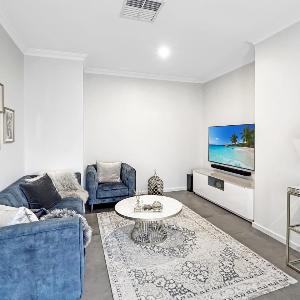 Bright 3-Bed House with Garage Parking