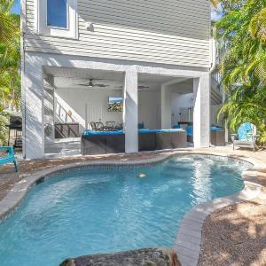 La Coconut - 1 Block to Beach! Dog Friendly! Ping Pong & Foosball Heated Pool by Anna Maria Life