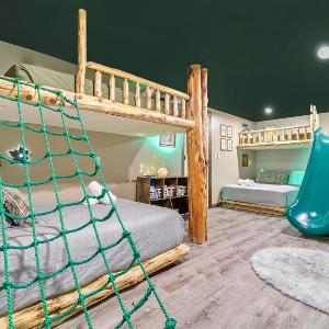BEST GameRoom & Kids Bedroom! Hot Tub & FirePit