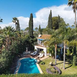 Villa with Private Pool & Garden 5 min to Beach
