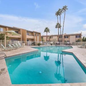 Cozy Condo Near Downtown Shared Pool and Hot Tub