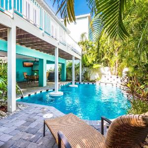 Tipsy Turtle - 2 Houses to Beach Pool by Anna Maria Life Vacation Rentals