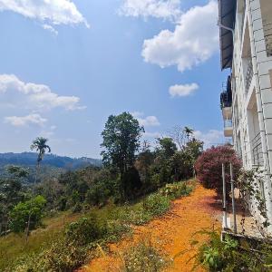 Holidayz by Stayz Royale Munnar - Misty & Sunrise Experience