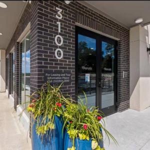 Modern King Suite Downtown Austin and Wi-Fi NEW